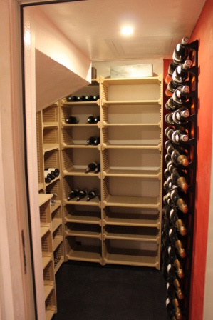 cave aménager avec le système modulaire wintower et présentoir muraux pour bouteilles LV1