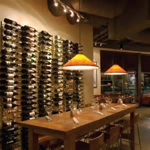 Présentation des bouteilles de vins dans une salle de restaurant